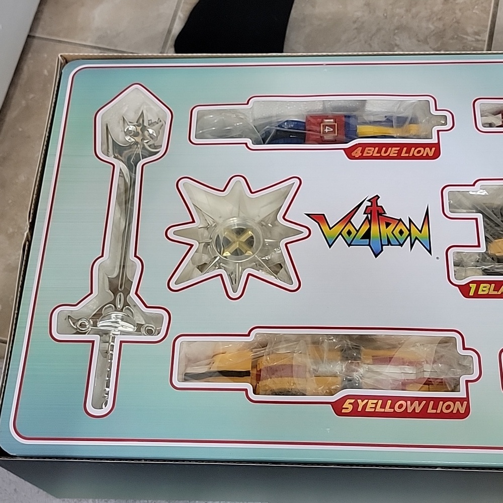 Voltron 30th Anniversary  Collector's Set - Picture 8 of 10